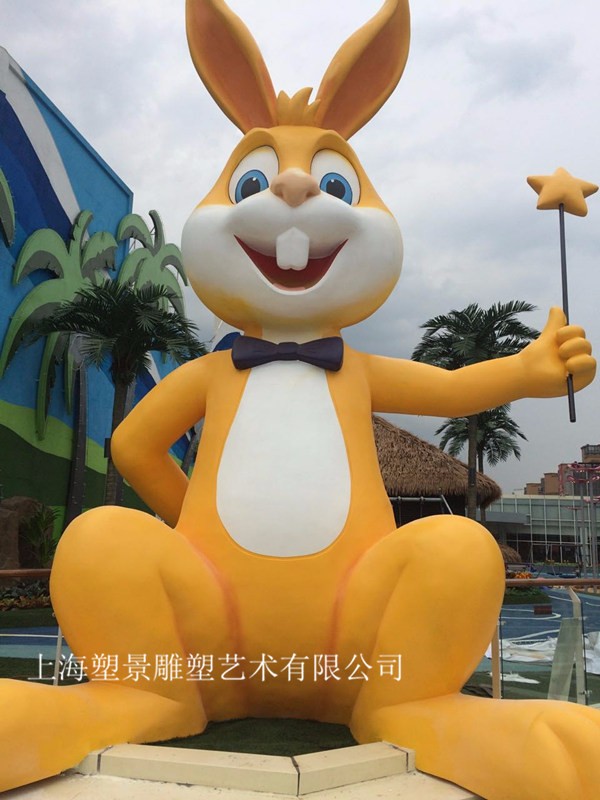 西藏专业厂家制作龅牙兔雕塑 彩绘动物园林景观小品批发