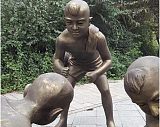 南京玻璃钢仿铜小孩掰手腕雕塑民俗风人物订制