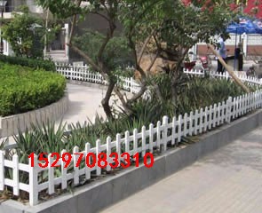 青海西宁专业PVC护栏生产厂家采用全新料产品美观耐用西宁草坪护栏价格