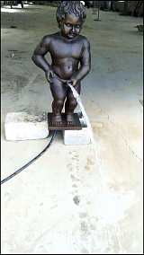 广西铜人物雕塑 铜小孩撒尿水景雕塑*制作