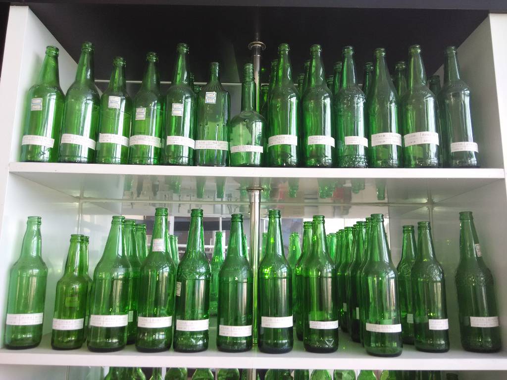 翠绿玻璃瓶，翠绿酒瓶，绿色玻璃瓶