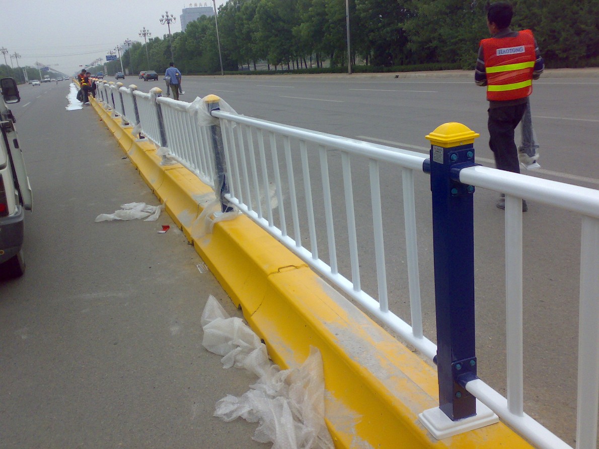 陕西交通护栏设计安装、西安交通护栏厂家价格
