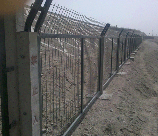 安平铁路防护栅栏镀锌浸塑铁路护栏/铁路封闭安全网生产厂家