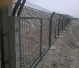 安平铁路防护栅栏镀锌浸塑铁路护栏/铁路封闭安全网生产厂家;