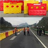 上海滚塑水马隔离墩 高速公路防撞桶路障厂家直销;