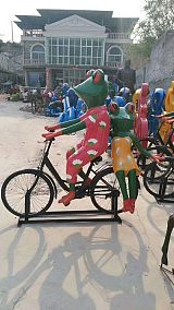 常州创意抽象骑车青蛙雕塑 玻璃钢园林景观青蛙摆饰;