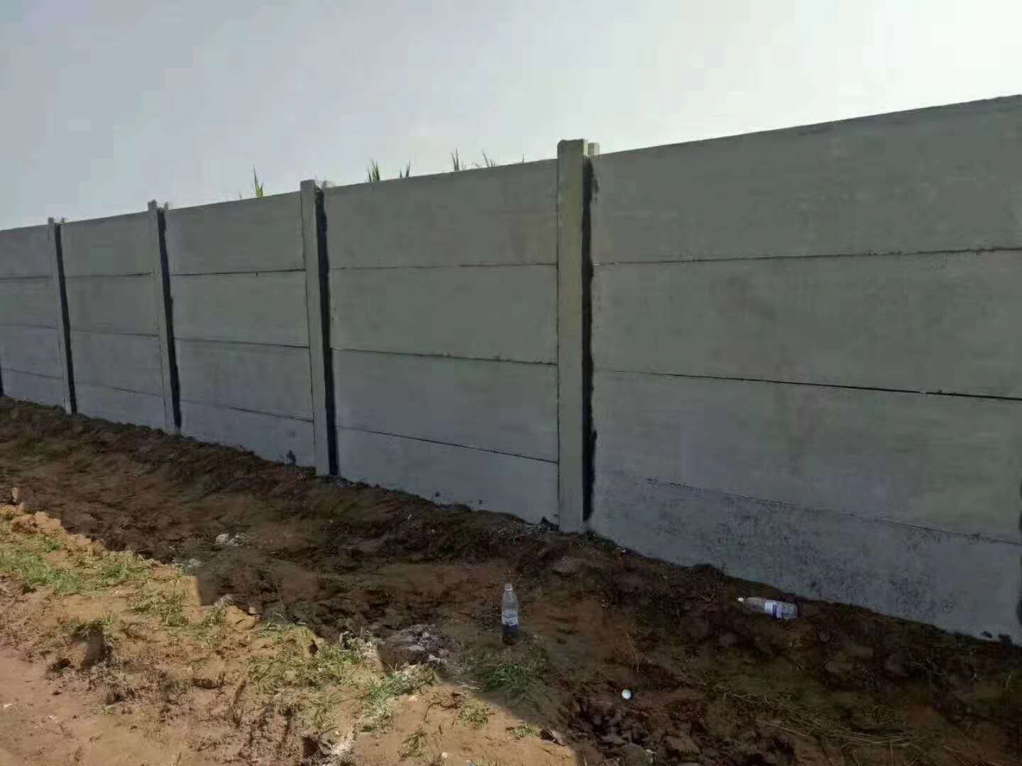 预制水泥围墙板多少钱一米？预制拼接式简易水泥围墙的价格！