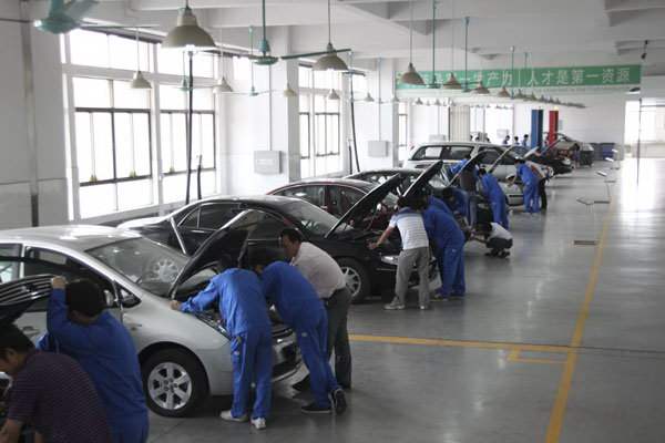 武汉市*轻工业学校汽车运用与维修专业