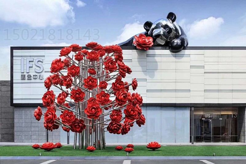 商场门头熊猫山茶花组合雕塑图