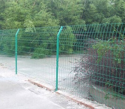 护栏是用于场地四周防护隔离通透美观围网