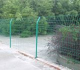 护栏是用于场地四周防护隔离通透美观围网;