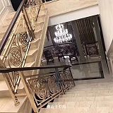 K金銅藝雕花樓梯護欄的安裝彰顯出了酒店的貴氣;