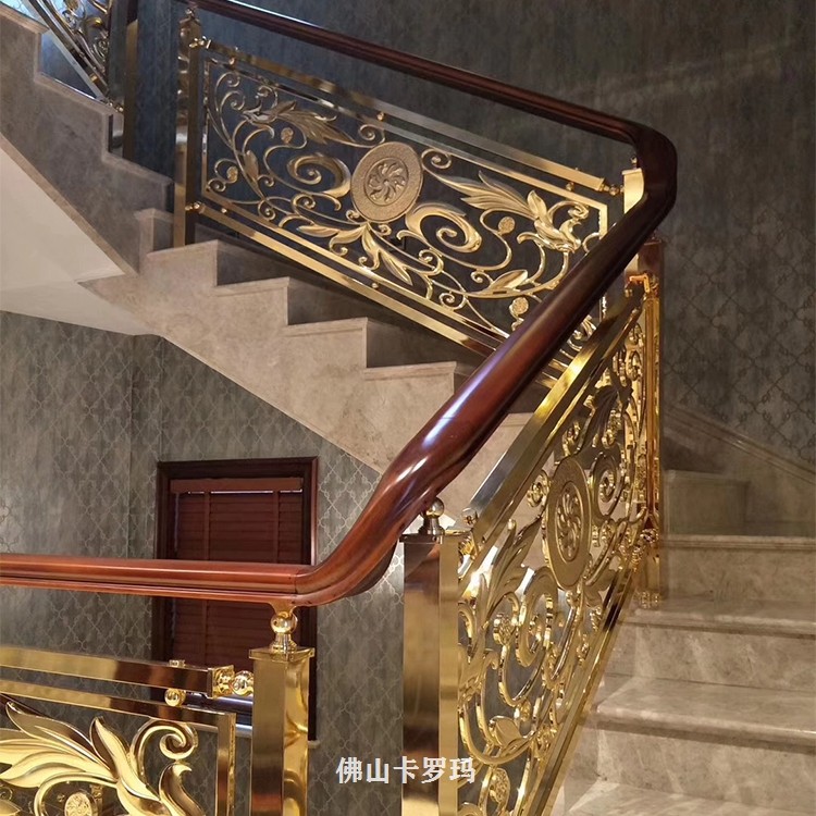 大受欢迎的弯形K金铜艺楼梯扶手装饰
