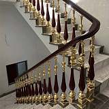 轻奢单只铜护栏装饰把别墅楼梯档次提升了;