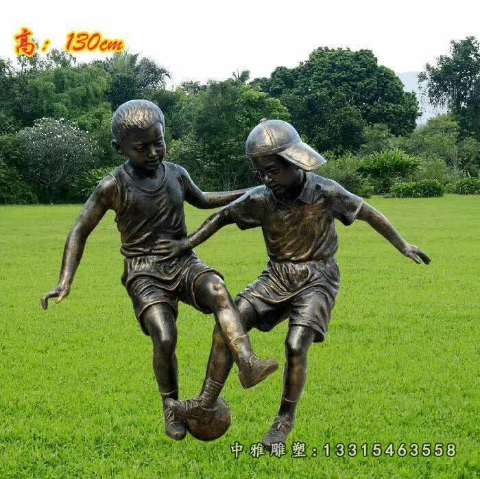公园体育踢足球铜雕