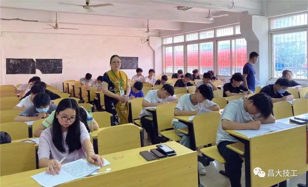 江西昌大技术学校领导深入考场巡视期末考试工作