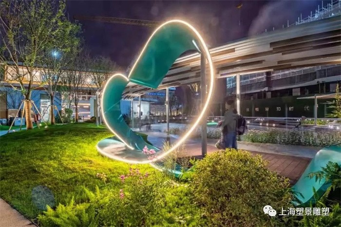 新精致主义下的开放与自然 上海不锈钢灯光心形雕塑