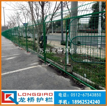 洛阳高速公路护栏网 洛阳公路隔离护栏网 浸塑绿色网片 龙桥厂