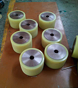 供应北京工业设备用橡胶滚轮加工包胶挂胶;
