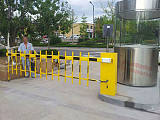 青島專業安裝道閘，直桿、柵欄、廣告道閘及停車系統安裝！;
