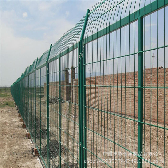 厂家供应包塑铁线护栏网 8cm*16cm公路护栏网铁丝网定制护栏网