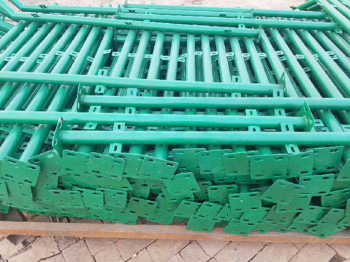 上海浦东新区现货护栏网厂家直销 450丝扁铁框网平框网，1.0厚底盘预埋柱
