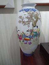 景德镇粉彩人物花瓶;